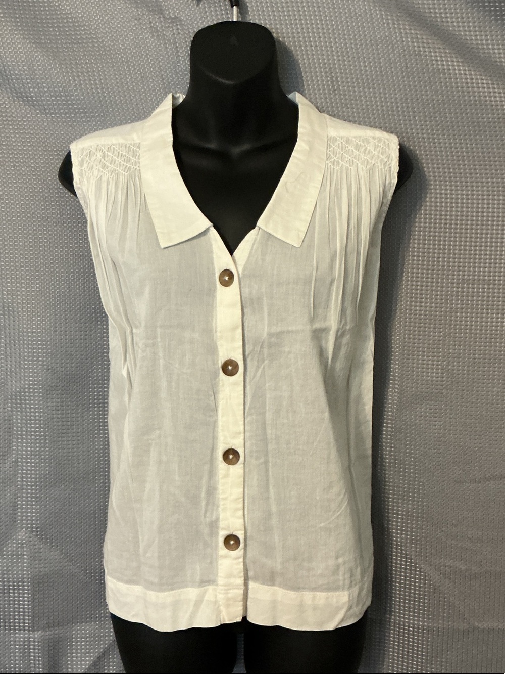 HOLDING HORSES White Sleeveless Button-Front Collared Top